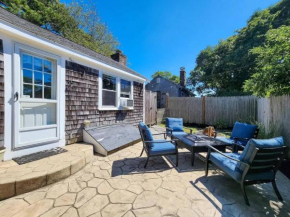 Charming Cape-Cod Cottage with Fire Pit